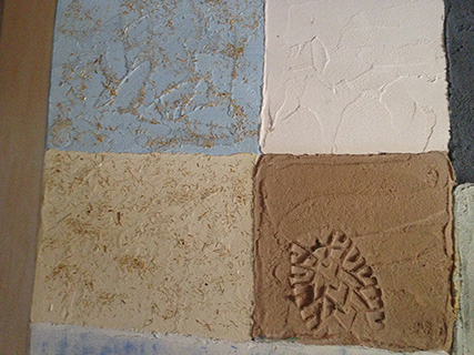 Progettazione e realizzazione di una parete con finitura in terra cruda con intrusioni e pattern superficiali in un’abitazione. Patchwork di Terra