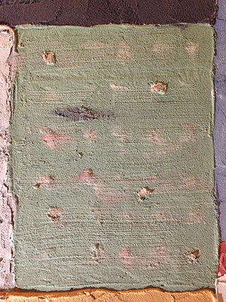 Progettazione e realizzazione di una parete con finitura in terra cruda con intrusioni e pattern superficiali in un’abitazione. Patchwork di Terra