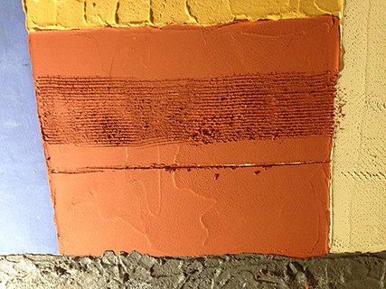 Progettazione e realizzazione di una parete con finitura in terra cruda con intrusioni e pattern superficiali in un’abitazione. Patchwork di Terra