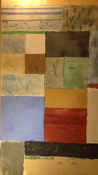 Progettazione e realizzazione di una parete con finitura in terra cruda con intrusioni e pattern superficiali in un’abitazione. Patchwork di Terra