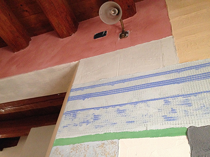 Progettazione e realizzazione di una parete con finitura in terra cruda con intrusioni e pattern superficiali in un’abitazione. Patchwork di Terra