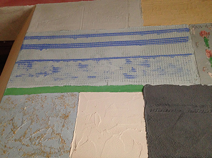Progettazione e realizzazione di una parete con finitura in terra cruda con intrusioni e pattern superficiali in un’abitazione. Patchwork di Terra