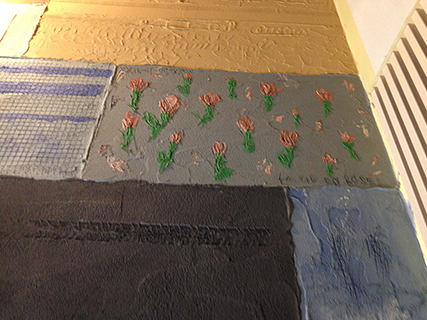 Progettazione e realizzazione di una parete con finitura in terra cruda con intrusioni e pattern superficiali in un’abitazione. Patchwork di Terra