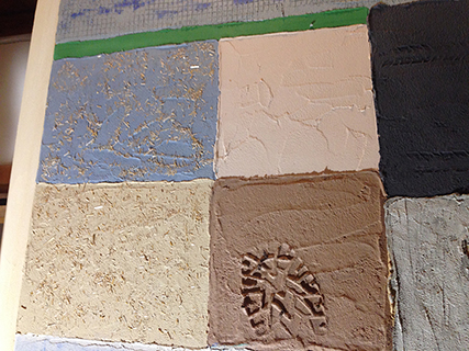 Progettazione e realizzazione di una parete con finitura in terra cruda con intrusioni e pattern superficiali in un’abitazione. Patchwork di Terra