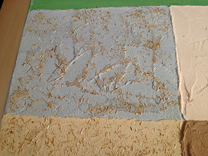 Progettazione e realizzazione di una parete con finitura in terra cruda con intrusioni e pattern superficiali in un’abitazione. Patchwork di Terra