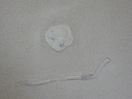 Progettazione e realizzazione di pareti con finitura in terra cruda con intrusioni e pattern superficiali e Pavimenti in Terra Cruda battuta  in un’abitazione