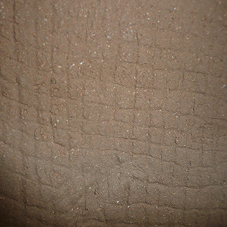 Progettazione e realizzazione di pareti con finitura in terra cruda con intrusioni e pattern superficiali e Pavimenti in Terra Cruda battuta  in un’abitazione