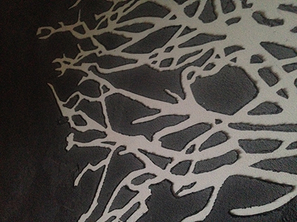 Progettazione e realizzazione di una parete con finitura in terra cruda con pattern superficiali in un’abitazione.