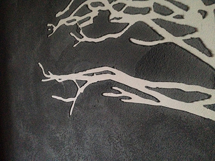 Progettazione e realizzazione di una parete con finitura in terra cruda con pattern superficiali in un’abitazione.