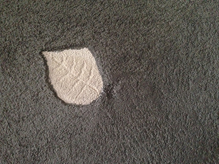 Progettazione e realizzazione di una parete con finitura in terra cruda con pattern superficiali in un’abitazione.