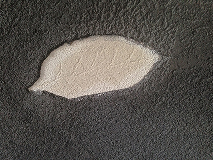 Progettazione e realizzazione di una parete con finitura in terra cruda con pattern superficiali in un’abitazione.