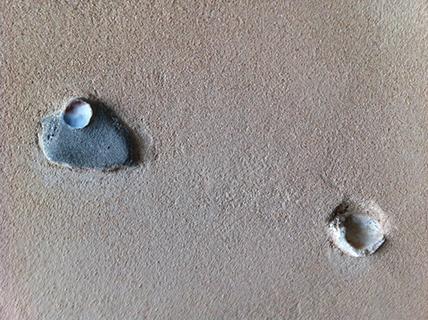 Progettazione e realizzazione di una parete con finitura in terra cruda con intrusioni e pattern superficiali in un’abitazione