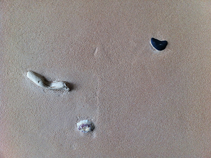 Progettazione e realizzazione di una parete con finitura in terra cruda con intrusioni e pattern superficiali in un’abitazione