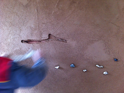 Progettazione e realizzazione di una parete con finitura in terra cruda con intrusioni e pattern superficiali in un’abitazione