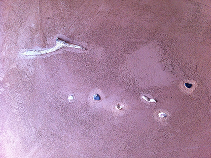 Progettazione e realizzazione di una parete con finitura in terra cruda con intrusioni e pattern superficiali in un’abitazione