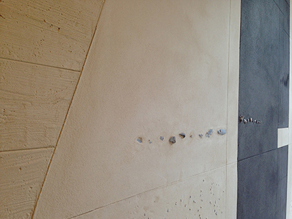 Progettazione e realizzazione controparete isolata acusticamente con finitura in terra cruda con intrusioni e pattern superficiali in un’appartamento mansardato