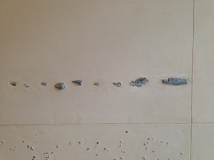 Progettazione e realizzazione controparete isolata acusticamente con finitura in terra cruda con intrusioni e pattern superficiali in un’appartamento mansardato