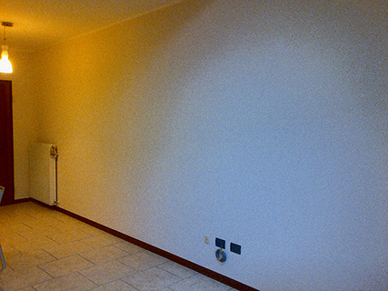 Progettazione e realizzazione controparete isolata acusticamente con finitura in terra cruda con intrusioni e pattern superficiali in un’appartamento mansardato
