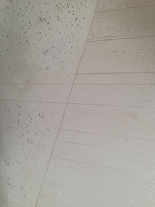 Progettazione e realizzazione controparete isolata acusticamente con finitura in terra cruda con intrusioni e pattern superficiali in un’appartamento mansardato