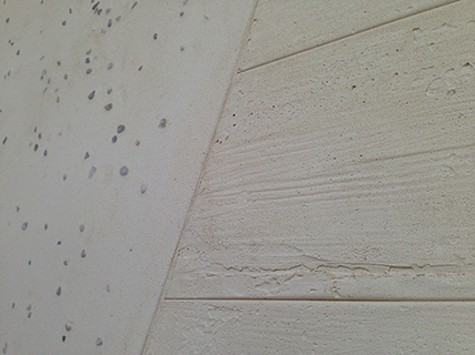 Progettazione e realizzazione controparete isolata acusticamente con finitura in terra cruda con intrusioni e pattern superficiali in un’appartamento mansardato