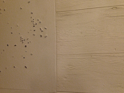 Progettazione e realizzazione controparete isolata acusticamente con finitura in terra cruda con intrusioni e pattern superficiali in un’appartamento mansardato