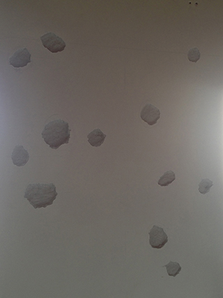 Progettazione e realizzazione di una parete con finitura in terra cruda con intrusioni e pattern superficiali in un’abitazione. Costellazione del Sagittario