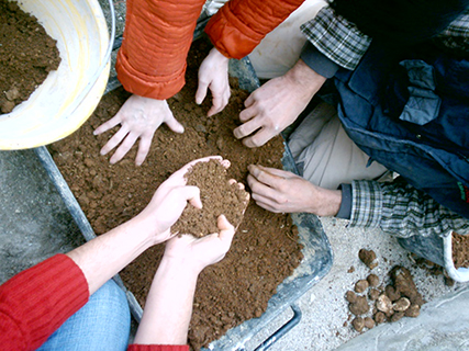 Progetto e realizzazione di arredo interno “La Terranchina” panca in terra cruda.