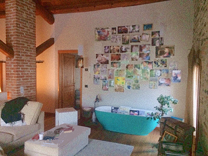 Progettazione e realizzazione di una parete con finitura in terra cruda con intrusioni e pattern superficiali in un’abitazione.