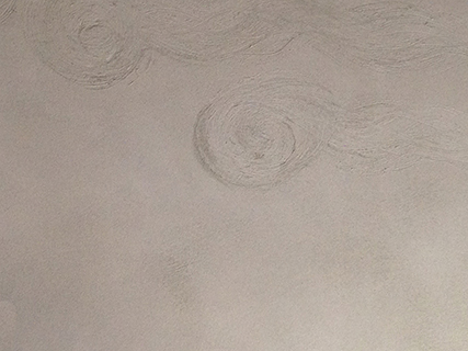 Progettazione e realizzazione di una parete con finitura in terra cruda con intrusioni e pattern superficiali in un’abitazione.